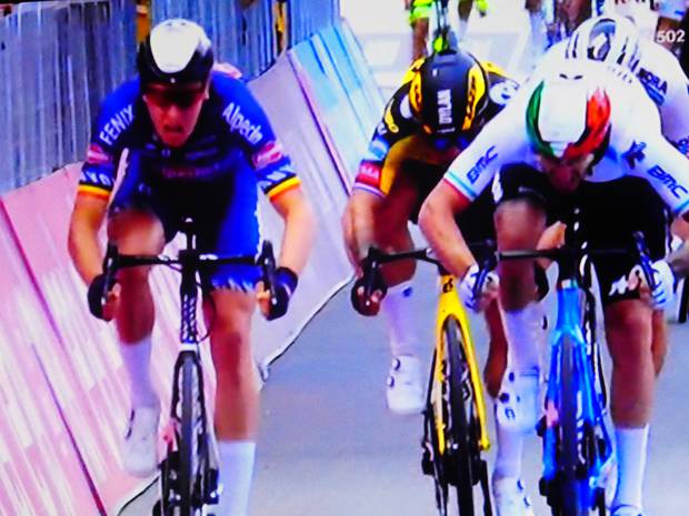 Tim Merlier vince tappa Novara al Giro d'Italia (1)