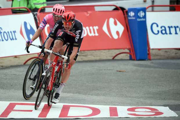 Tim Wellen vince lo sprint con Michael Woods tappa 14 Vuelta (foto cyclingnews)