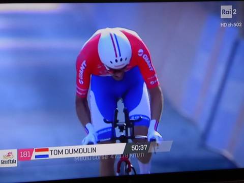 Tom Dumoulin vincitore della cronometro e nuova maglia rosa