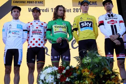 Un minuto di cordoglio per il Tour de France dopo la tragedia di Nizza (foto cyclinhnews)