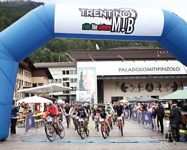 Una partenza del circuito Trentino MTB (foto newspower)