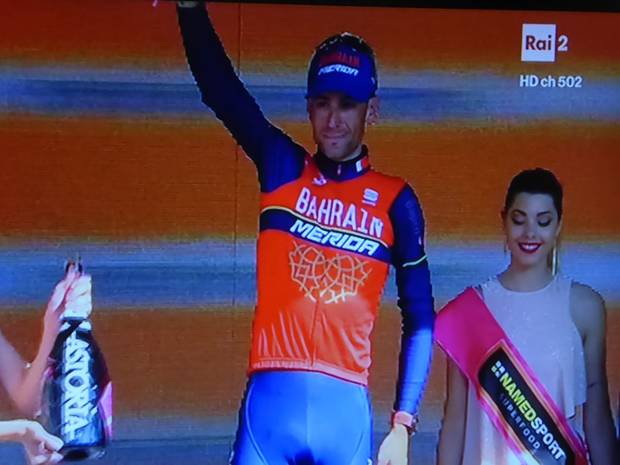 Vincenzo Nibali alla premiazione della tappa Rovetta Bormio (foto cyclingnews)