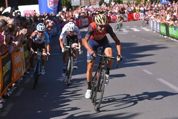 Vincenzo Nibali all'attacco nella tappa di Bergamo (foto cyclingnews)
