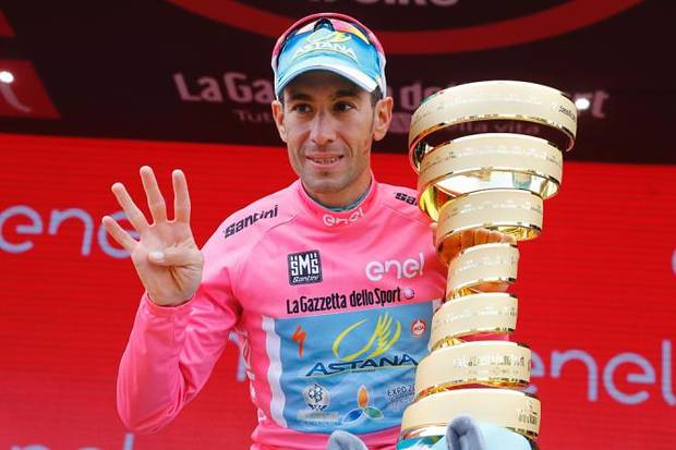 Vincenzo Nibali con il Trofeo senza Fine (foto cyclingnews)