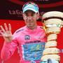 Vincenzo Nibali con il Trofeo senza Fine (foto cyclingnews)