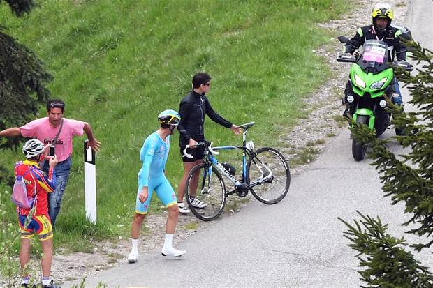Vincenzo Nibali costretto al cambio bici durante la cronometro dell'Alpe di Siusi (foto federciclismo)