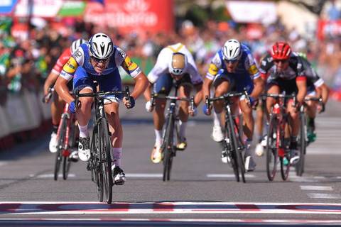 Volata vincente di Lampaert alla tappa 2 Vuelta Spagna (foto cyclingnews)