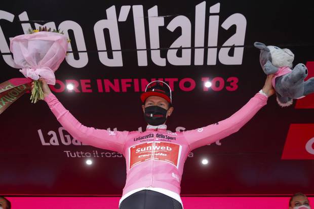 Wilco Keldermann maglia Rosa ai Laghi di Cancano (foto cyclingnews)