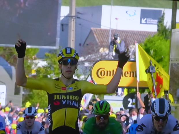 Wout van Aert vince la quinta tappa del Tour de France