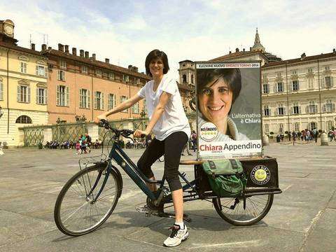Chiara Appendino in bici. Le sue promesse sulla ciclabilità alla prova dei fatti a Torino.