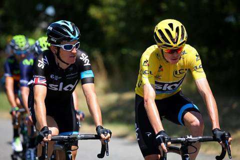 La maglia gialla Chris Froome con il compagno di squadra Geraint Thomas (foto cyclingnews)