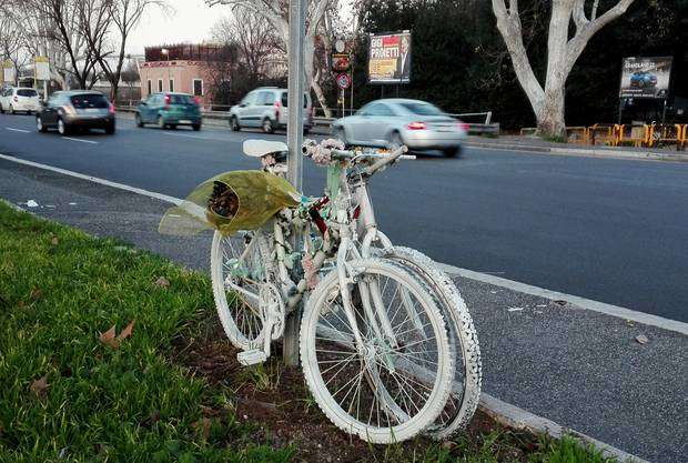 Una Ghost Bike sul Lungotevere Maresciallo Cadorna. Foto: Catia Demonte.
