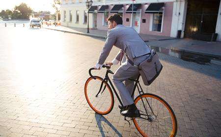 Andare a lavoro in bici fa bene.