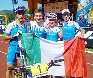 L'Italia festeggia la medaglia di bronzo nella Staffetta Team Relay ai Campionati Europei MTB (foto federciclismo.it)