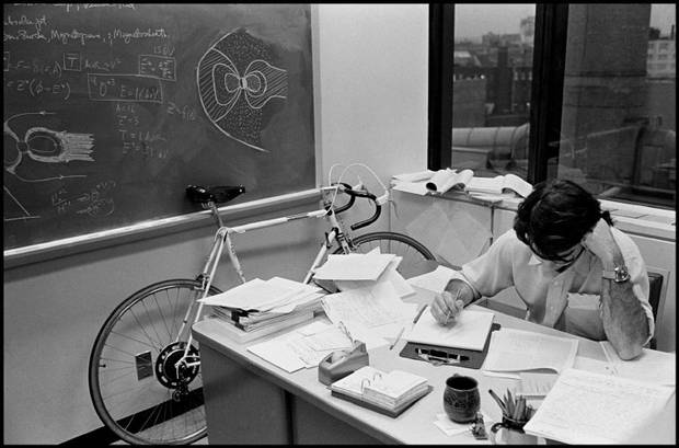 Constantine Manos / Ricercatore dello Space Research Center al MIT / 1974