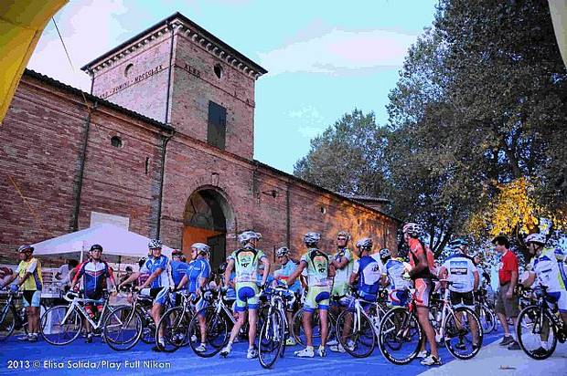 Ciclisti pronti a partire dalla Villa Torlonia di San Mauro Pascoli (FC) per il Memorial Giovanni Pascoli 2013 (Ph Play Full Nikon)