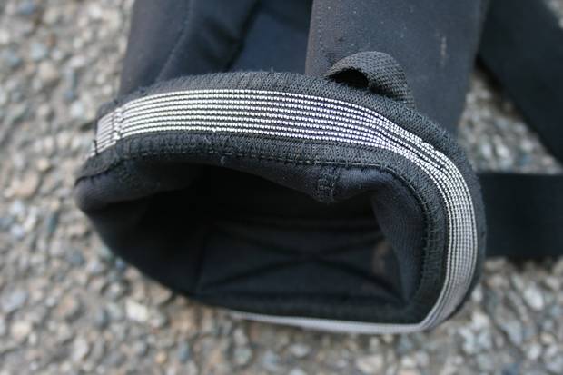 la fascia di silicone che ferma la ginocchiera