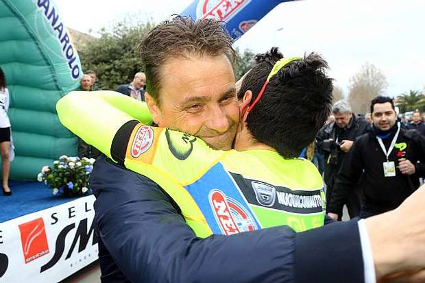 Luca Scinto abbraccia Ponzi dopo la vittoria a Donoratico (ph Scanferla)