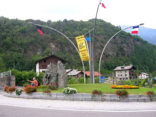 Il monumento a Maurice Garin primo vincitore del Tour