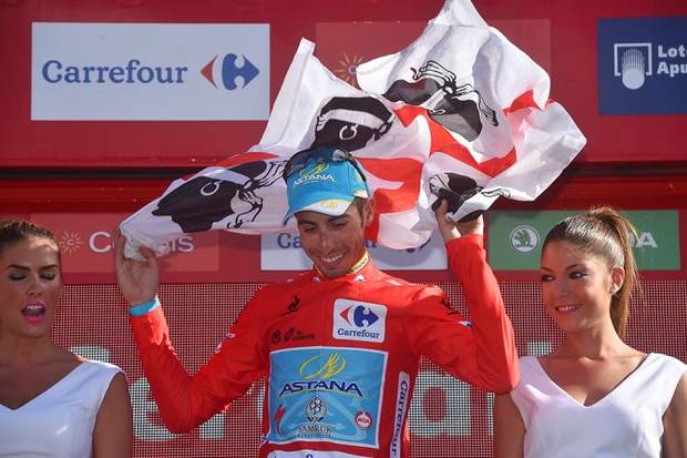 Il Cavaliere dei 4 Mori Fabio Aru veste la maglia Roja alla Vuelta Spagna (foto cyclingnews).jpg