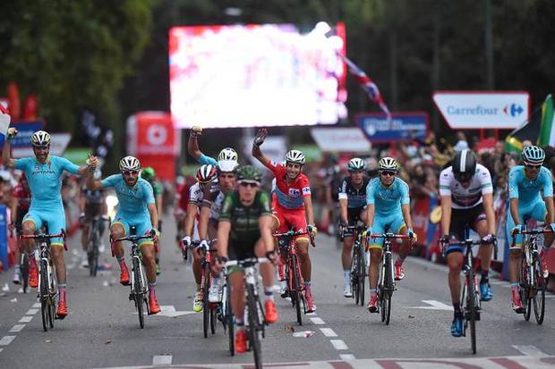 Fabio Aru festeggia con l'Astana sul traguardo di Madrid (foto bettini/cyclingnews)